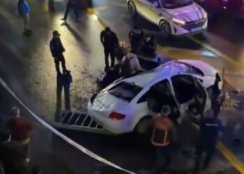 Ankara’da kontrolden çıkan otomobil Sıhhiye Köprüsü'nden alt yola düştü; 1 yaralı