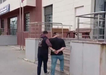 İzmir’de aranan şüphelilere şafak operasyonu: 157 gözaltı