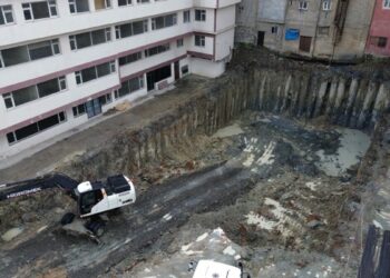 Temel kazısında meydana gelen zemin kayması nedeniyle 6 bina tedbir amaçlı boşaltıldı