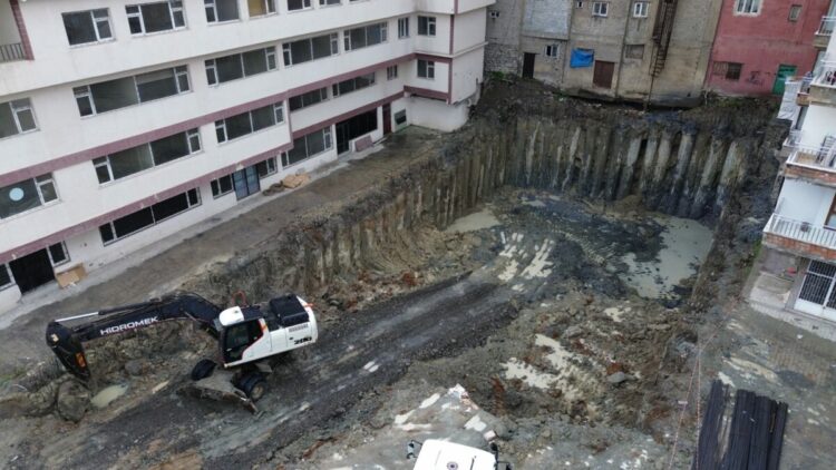 Temel kazısında meydana gelen zemin kayması nedeniyle 6 bina tedbir amaçlı boşaltıldı