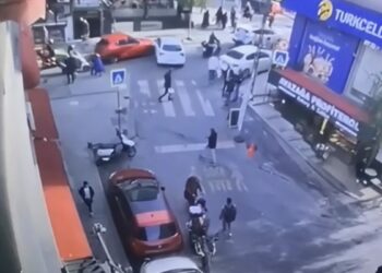 Kağıthane’de otomobille çarpışan aracın dürümcü dükkanına girdiği kaza kamerada