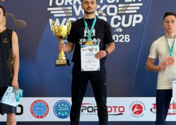 15 yıl önce okul seçmelerinde başladığı kick boksta dünya şampiyonu oldu
