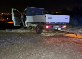 Kamyoneti şarampole uçan sürücü, alkol testini reddetti; 150 bin TL ceza kesildi