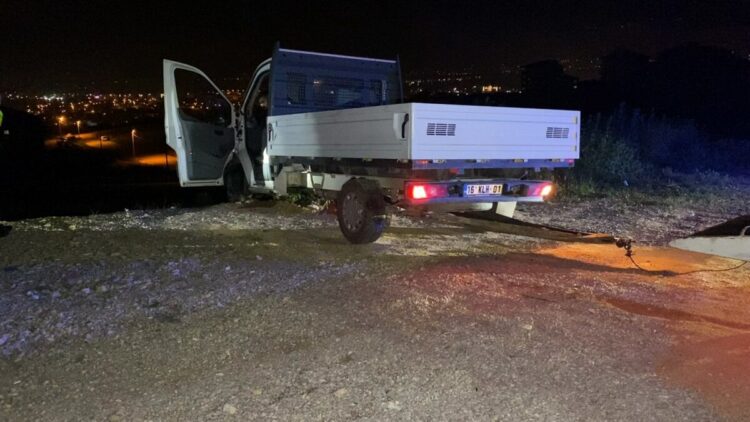 Kamyoneti şarampole uçan sürücü, alkol testini reddetti; 150 bin TL ceza kesildi
