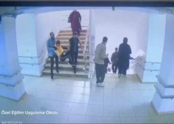 Depremde engelli öğrencilerin öğretmenleri tarafından tahliyesi kamerada