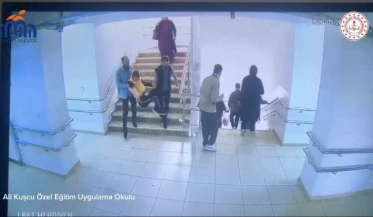 Depremde engelli öğrencilerin öğretmenleri tarafından tahliyesi kamerada