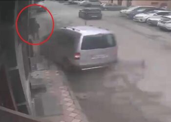 Hafif ticari aracın çarptığı 3 yayadan 1’i kurtarılamadı; kaza kamerada