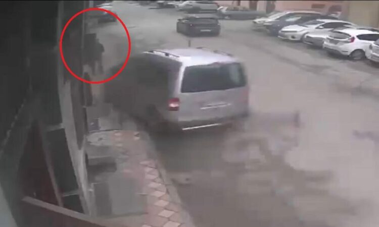 Hafif ticari aracın çarptığı 3 yayadan 1’i kurtarılamadı; kaza kamerada