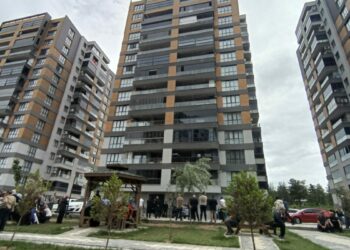 Asansörde mahsur kalanları kurtarmak isterken boşluğa düşüp öldü