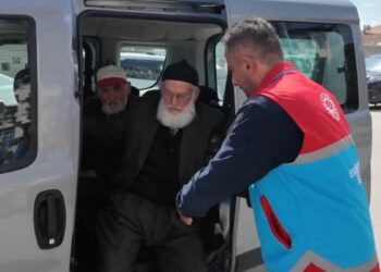 Erzincan’da öğrencilerden yaşlılara bayram bakımı