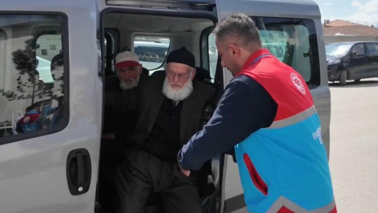 Erzincan’da öğrencilerden yaşlılara bayram bakımı