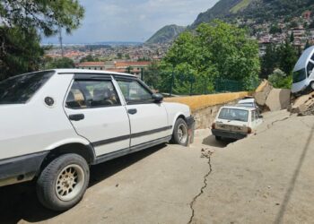 Hatay'da Asi Nehri taştı, sağanakta köprü ve yollar ile bir ev çöktü; 2 ölü, 3 yaralı