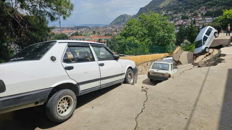 Hatay'da Asi Nehri taştı, sağanakta köprü ve yollar ile bir ev çöktü; 2 ölü, 3 yaralı