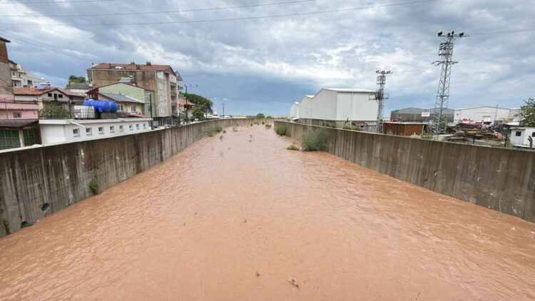 Bartın'da yağmur sonrası denizin rengi değişti