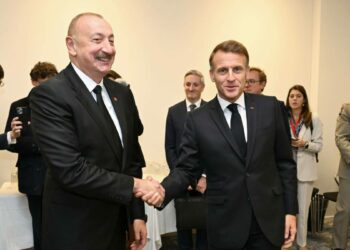 Macron ve Aliyev telefonda görüştü