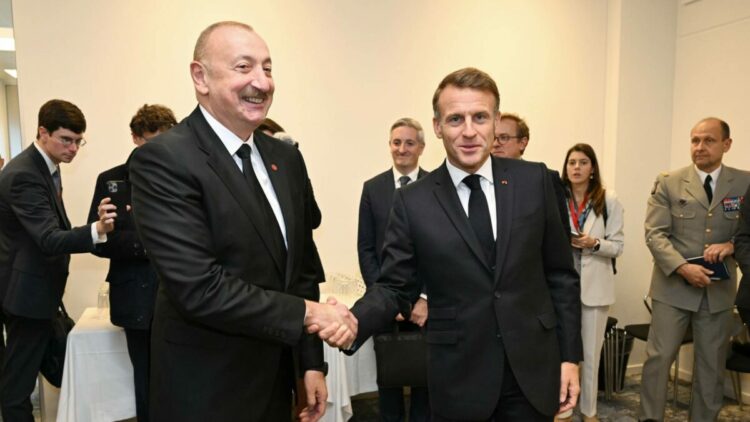 Macron ve Aliyev telefonda görüştü