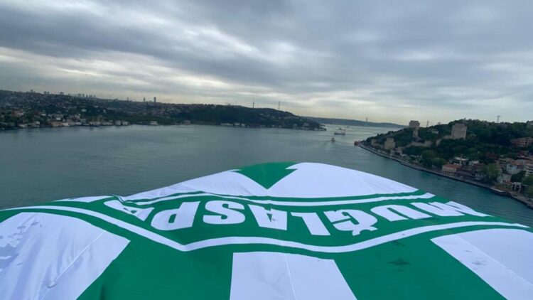Muğlaspor'un bayrağı İstanbul Boğazı’nda dalgalandı