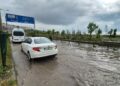 İstanbul kara yolu su ile doldu, araç kuyrukları oluştu