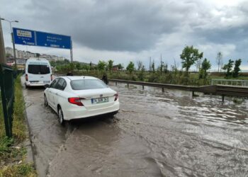 İstanbul kara yolu su ile doldu, araç kuyrukları oluştu