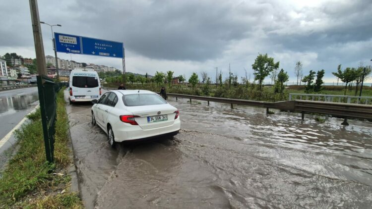 İstanbul kara yolu su ile doldu, araç kuyrukları oluştu
