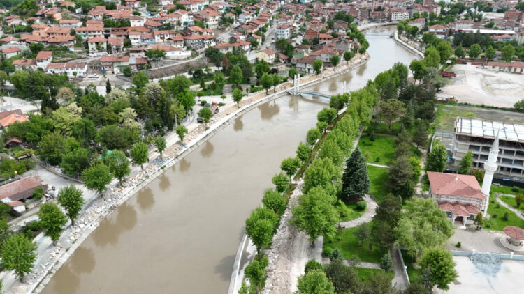 Tokat'ta taşkın riskine karşı dev kayalarla 9 kilometrelik set çekildi
