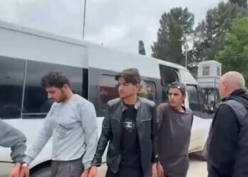 Otoyolda durdurulan minibüste 15 kaçak göçmen yakalandı