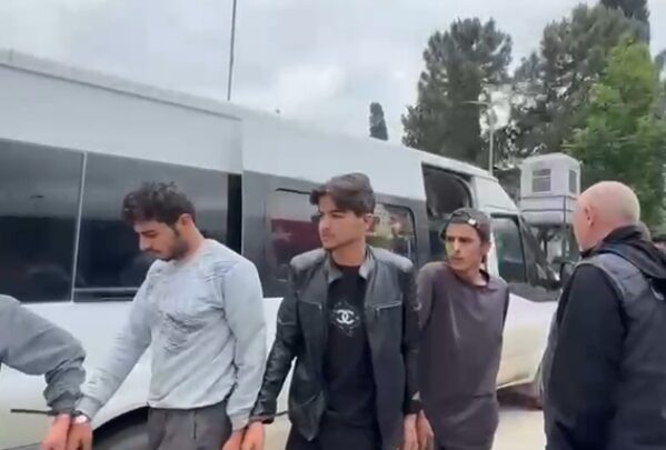 Otoyolda durdurulan minibüste 15 kaçak göçmen yakalandı