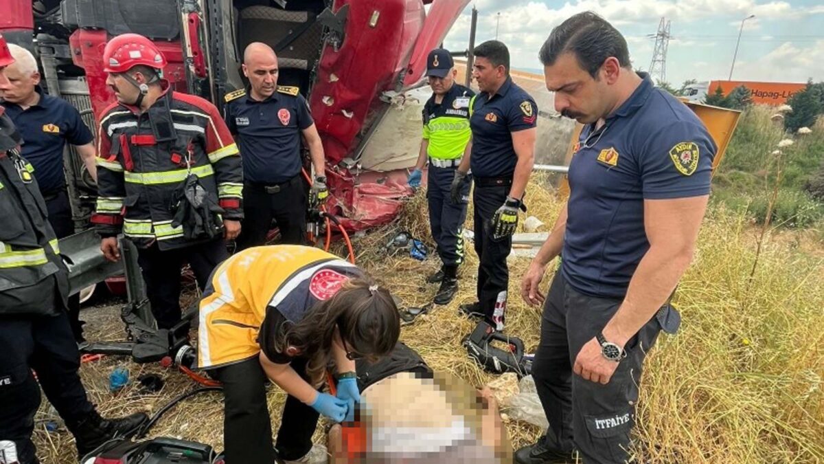 Aydın'da devrilen kamyonun şoförü öldü