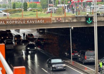 Diyarbakır'da sağanak; yollar göle döndü, iş yerlerini su bastı