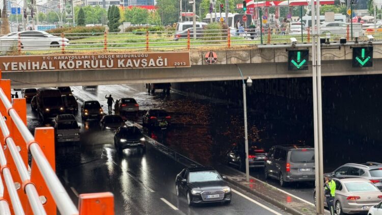 Diyarbakır'da sağanak; yollar göle döndü, iş yerlerini su bastı