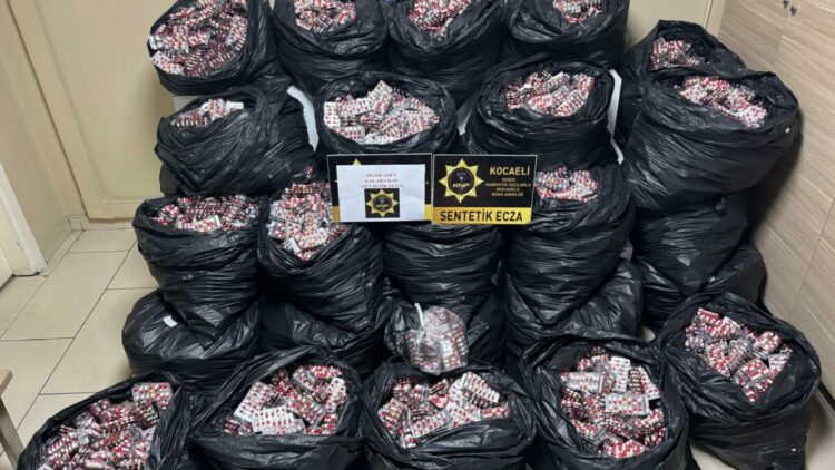 Kamyonette 300 bin sentetik hap ele geçirildi; 1 tutuklama