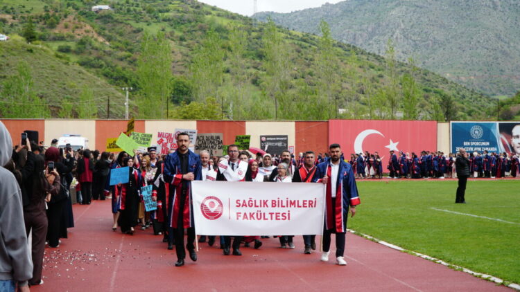 Gümüşhane Üniversitesi'nde mezuniyet heyecanı