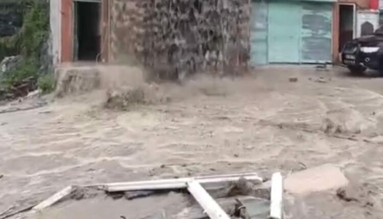 Sel suları evin içinden geçip balkondan caddeye aktı