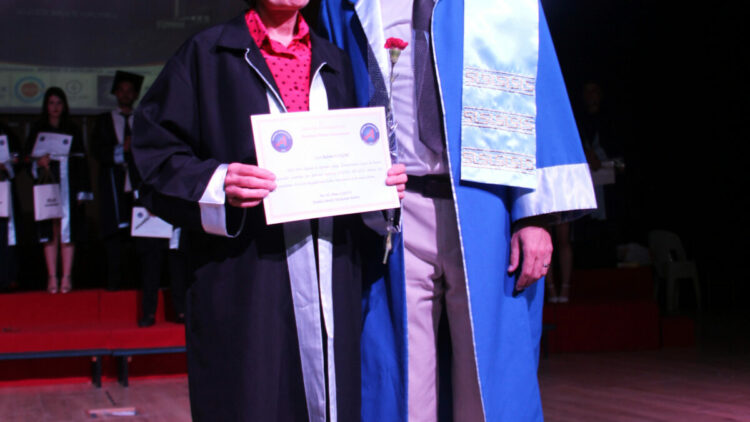 70 yaşında üniversiteden mezun oldu belgesini profesör oğlu verdi