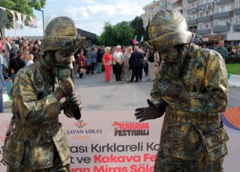 Karagöz Kültür Sanat ve Kakava Festivali renkli görüntülerle başladı
