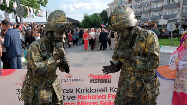 Karagöz Kültür Sanat ve Kakava Festivali renkli görüntülerle başladı