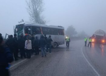 Yolcu minibüsü ile tanker çarpıştı: 3 yaralı