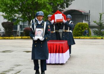 Kalp krizinden ölen üsteğmenin öğrencilere burs aradığına dair mesajları ortaya çıktı