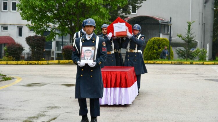 Kalp krizinden ölen üsteğmenin öğrencilere burs aradığına dair mesajları ortaya çıktı