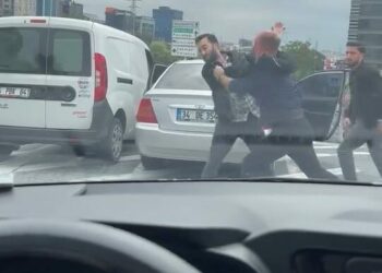 Ataşehir'de iki sürücü arasında çıkan kavga kamerada
