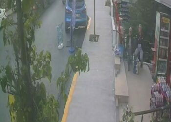 Beylikdüzü'nde skuter ile sokaktan caddeye çıkan çocuğa TIR çarptı; kaza kamerada