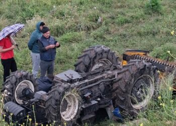 Devrilen traktörün altında yaşamını yitirdi