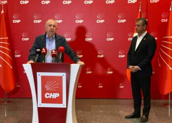 Zafer Partisi Genel Başkanı Özdağ, CHP Genel Merkezi'nde Özgür Özel ile bir araya geldi