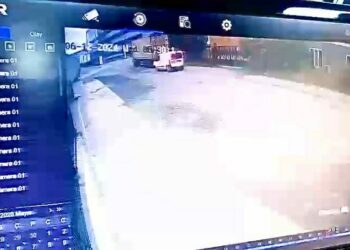 Esenyurt'ta TIR'dan 139 basınçlı yıkama makinesini çalan şüpheliler kamerada