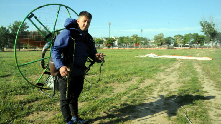 Torna ustası çocukluk hayalini gerçekleştirip, paramotorla özel günlerde uçmaya başladı