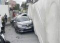 Başakşehir'de TIR iki aracın üzerine devrildi; otomobil sürücüsü yaralandı -1