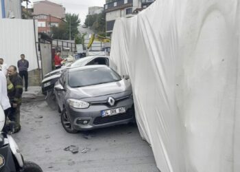 Başakşehir'de TIR iki aracın üzerine devrildi; otomobil sürücüsü yaralandı -1