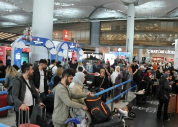 İstanbul'daki havalimanlarında Kurban Bayramı yoğunluğu
