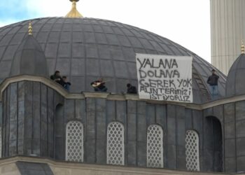 İşçilerden caminin kubbesinde sazlı türkülü ücret protestosu
