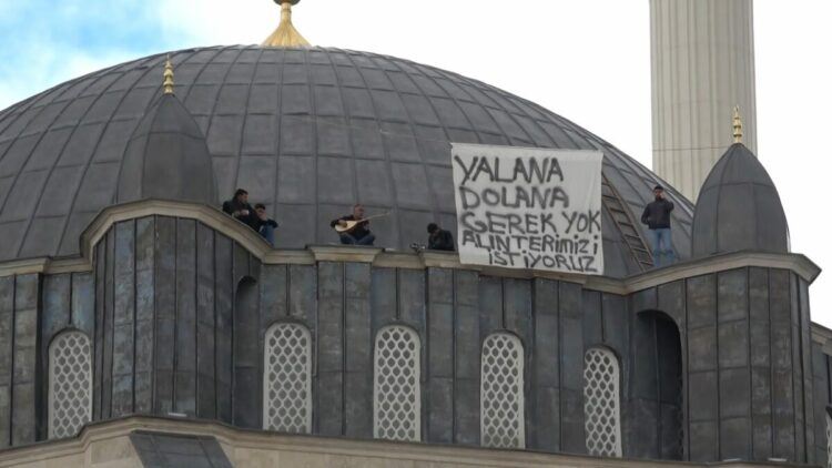 İşçilerden caminin kubbesinde sazlı türkülü ücret protestosu